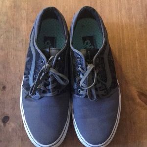 Men’s vans shoes for sale! Size 9 worn only once.